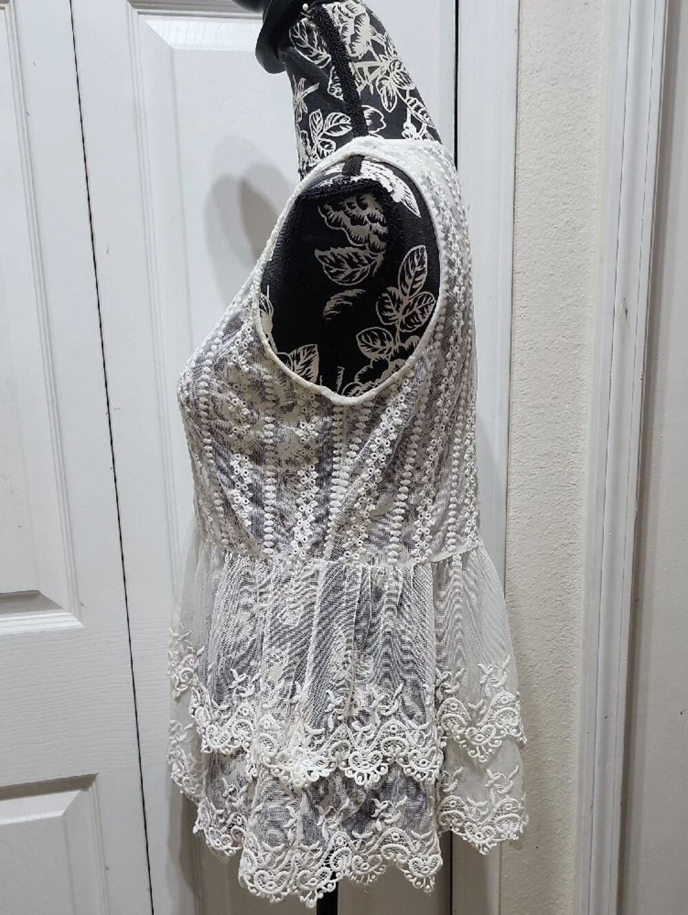 Mesh Sleeveless Cream Peplum Top With Embroidery Design XS-M